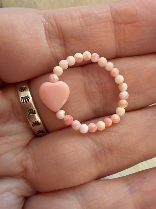 SouthWestArtisans Jewelry - ❤️ Queen Pink Conch 8mm Heart Stretchy Adjustable Southwestern Ring 2.6mm Beads